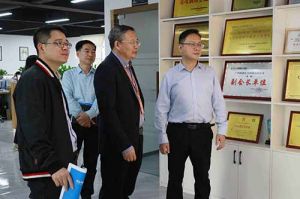 热烈欢迎市政府秘书长林兢一行莅临乐竞lejing(中国)集团广西公司考察指导